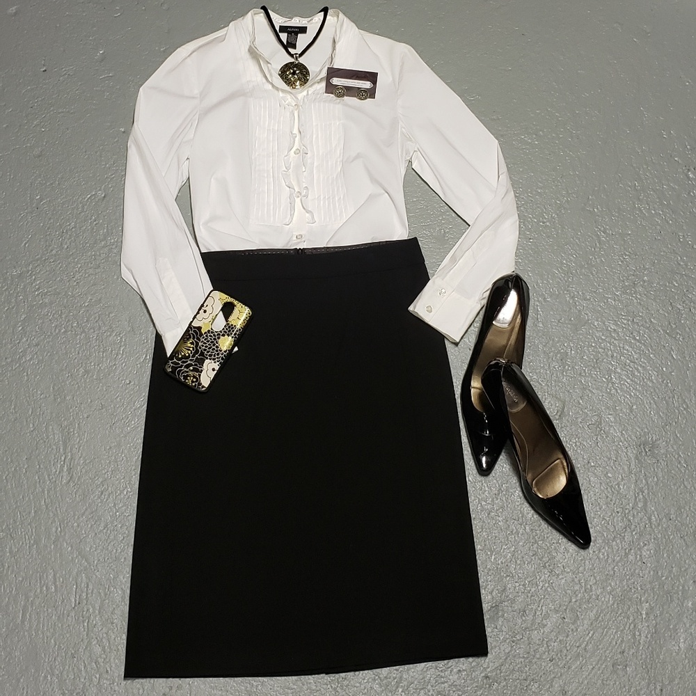 Black Banana Republic stretch skirt. - Picture 3 of 8